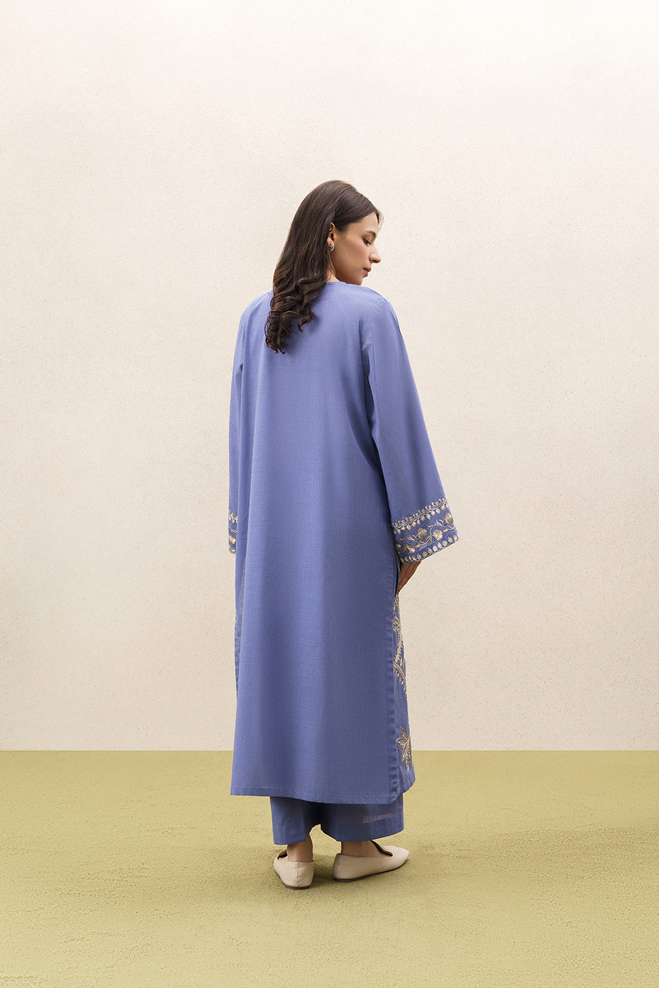 2 PIECE EMBROIDERED SLUB CAMBRIC SUIT (PRET)