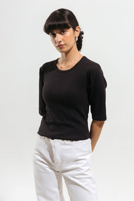 BLACK LETTUCE HEM CROPPED TOP