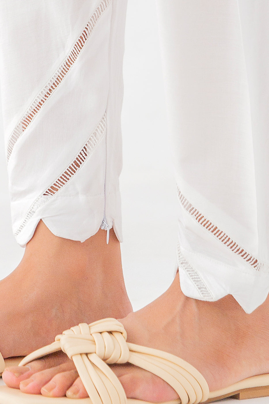 Fashionable skinny trousers adorned with scallop detailing."