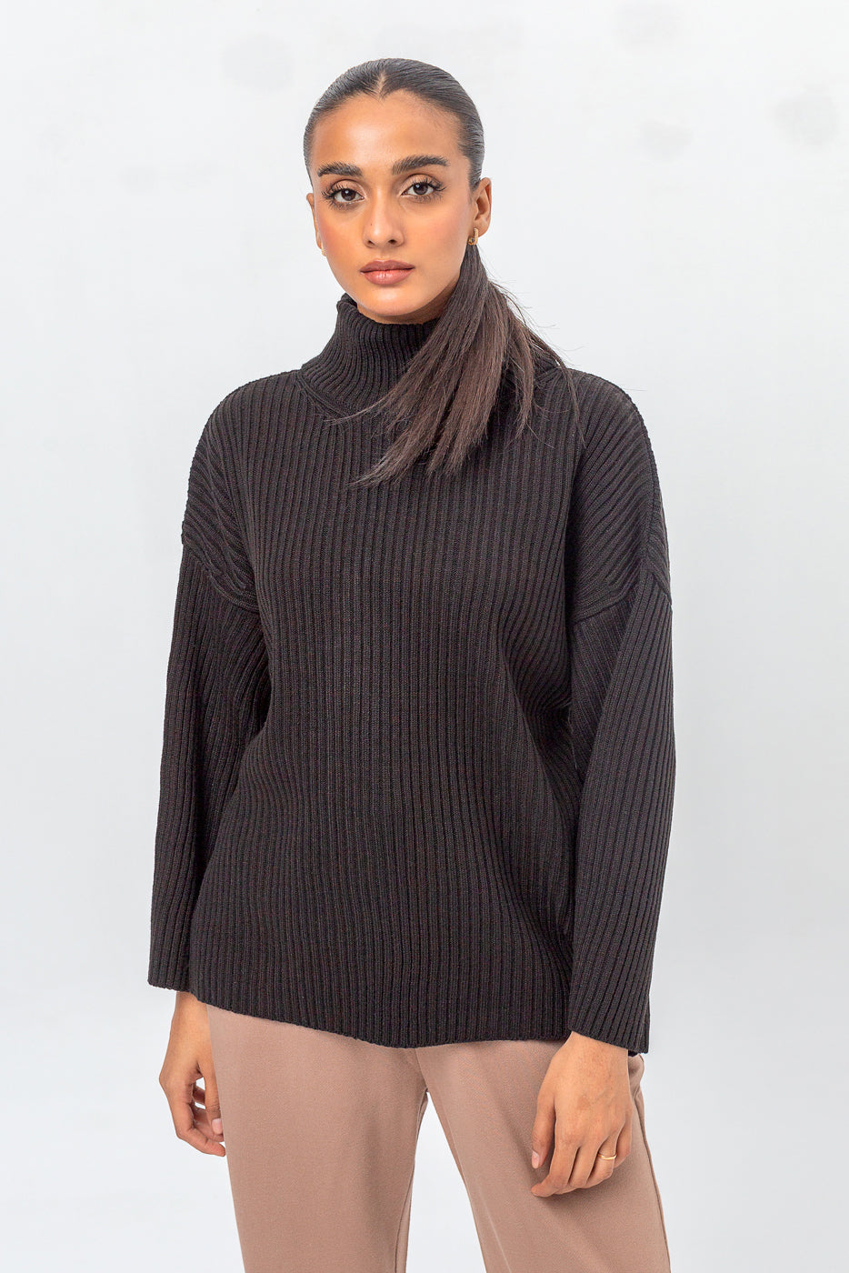 RIBBED TURTLE NECK SWEATER