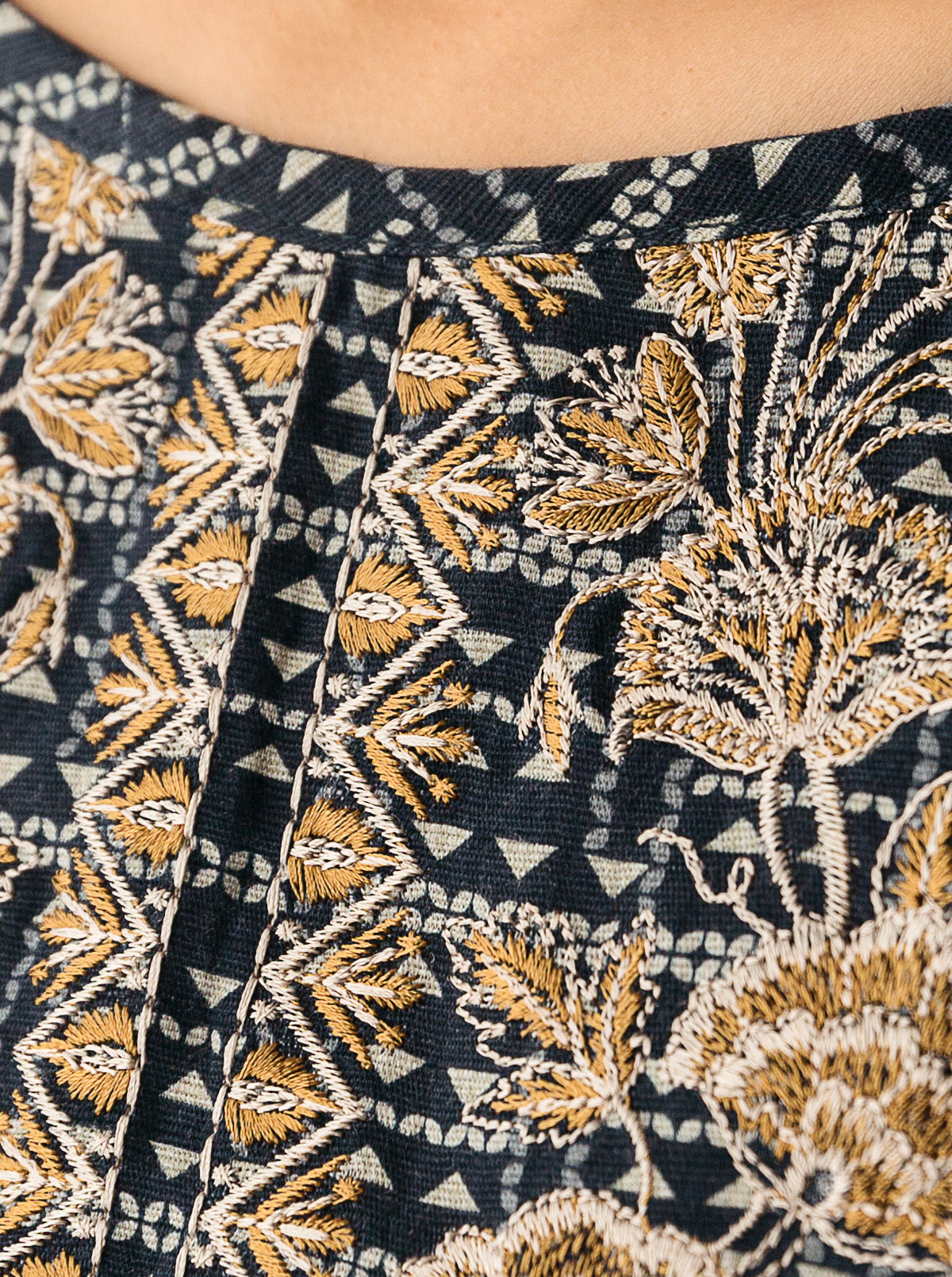 3 PIECE - EMBROIDERED KHADDAR SUIT - NIGHTY SILVER MORBAGH WN_23   