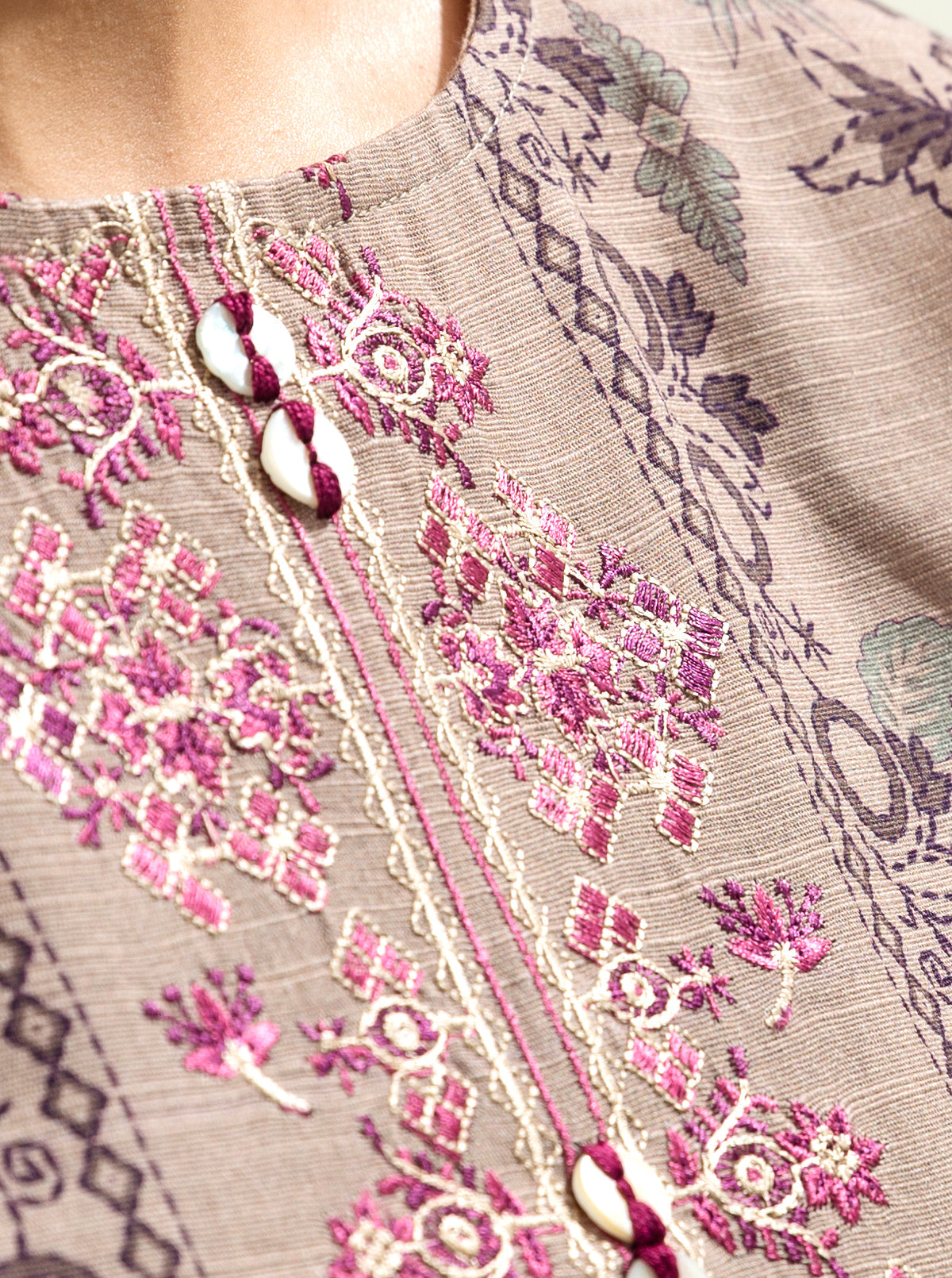 3 PIECE - EMBROIDERED  KHADDAR SUIT - COTTAGE CREAM MORBAGH WN_22   