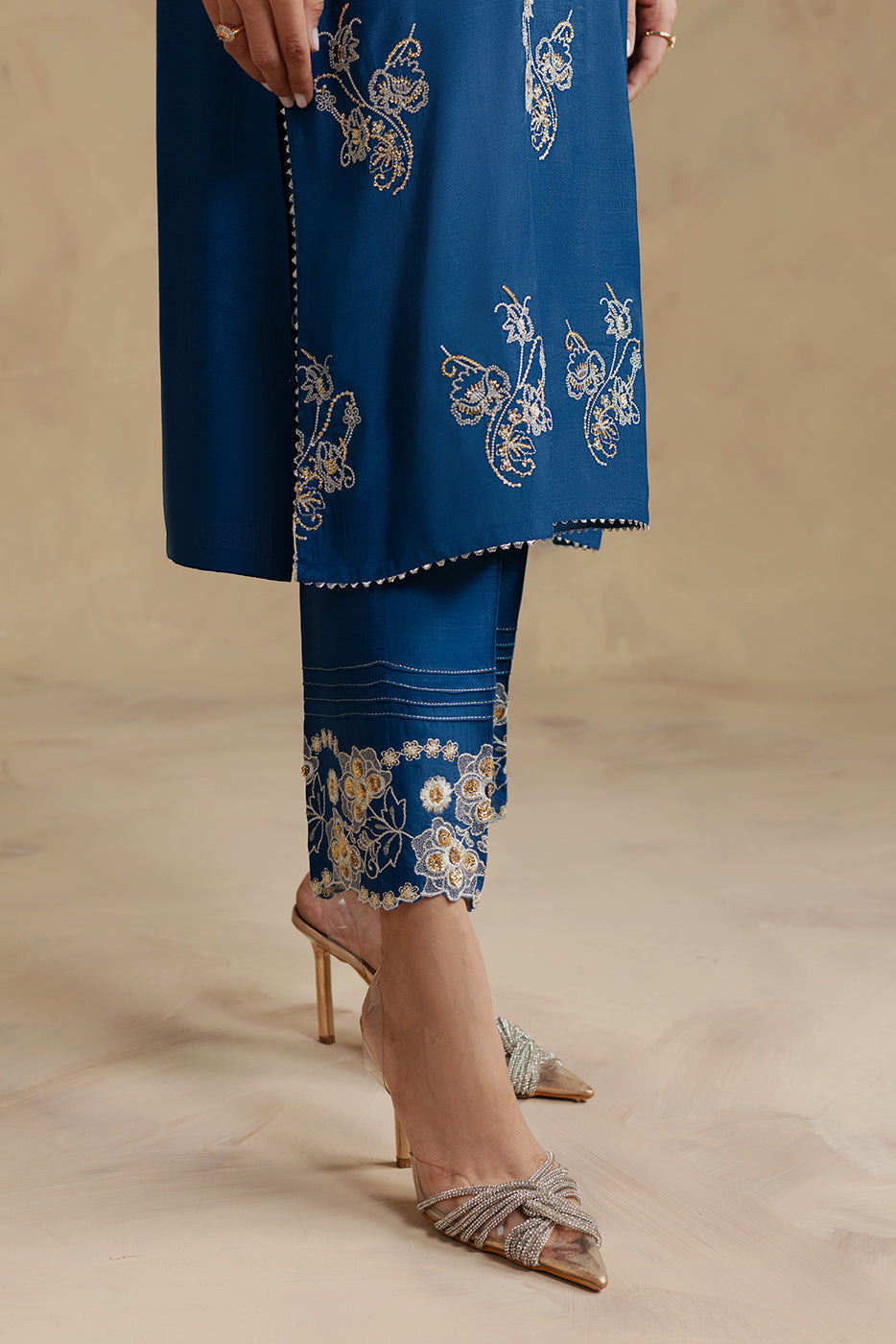 2 PIECE EMBROIDERED SILK SUIT (LUXURY-PRET)