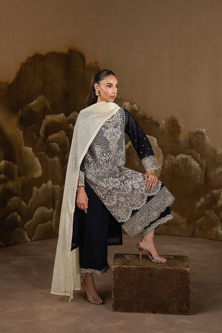 3 PIECE LUXURY MONARK SUIT (LUXURY-PRET)