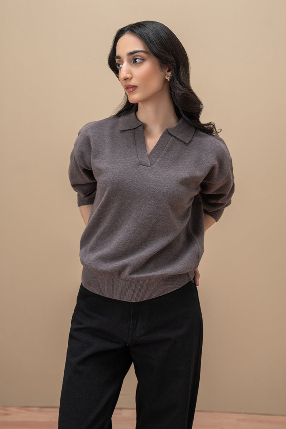 COLLAR WITH V-NECK PULLOVER