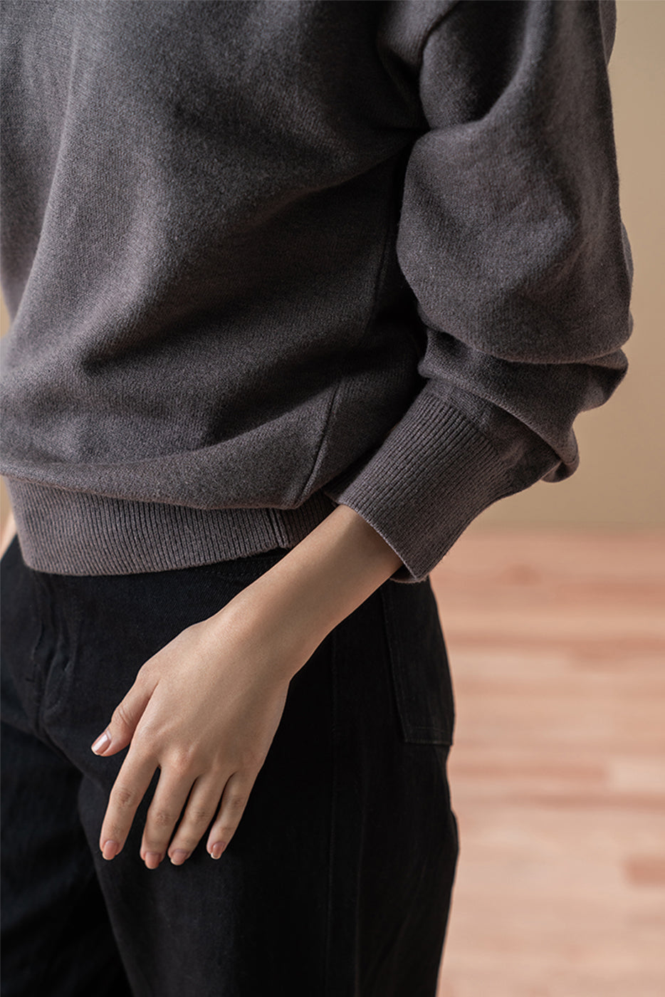 COLLAR WITH V-NECK PULLOVER