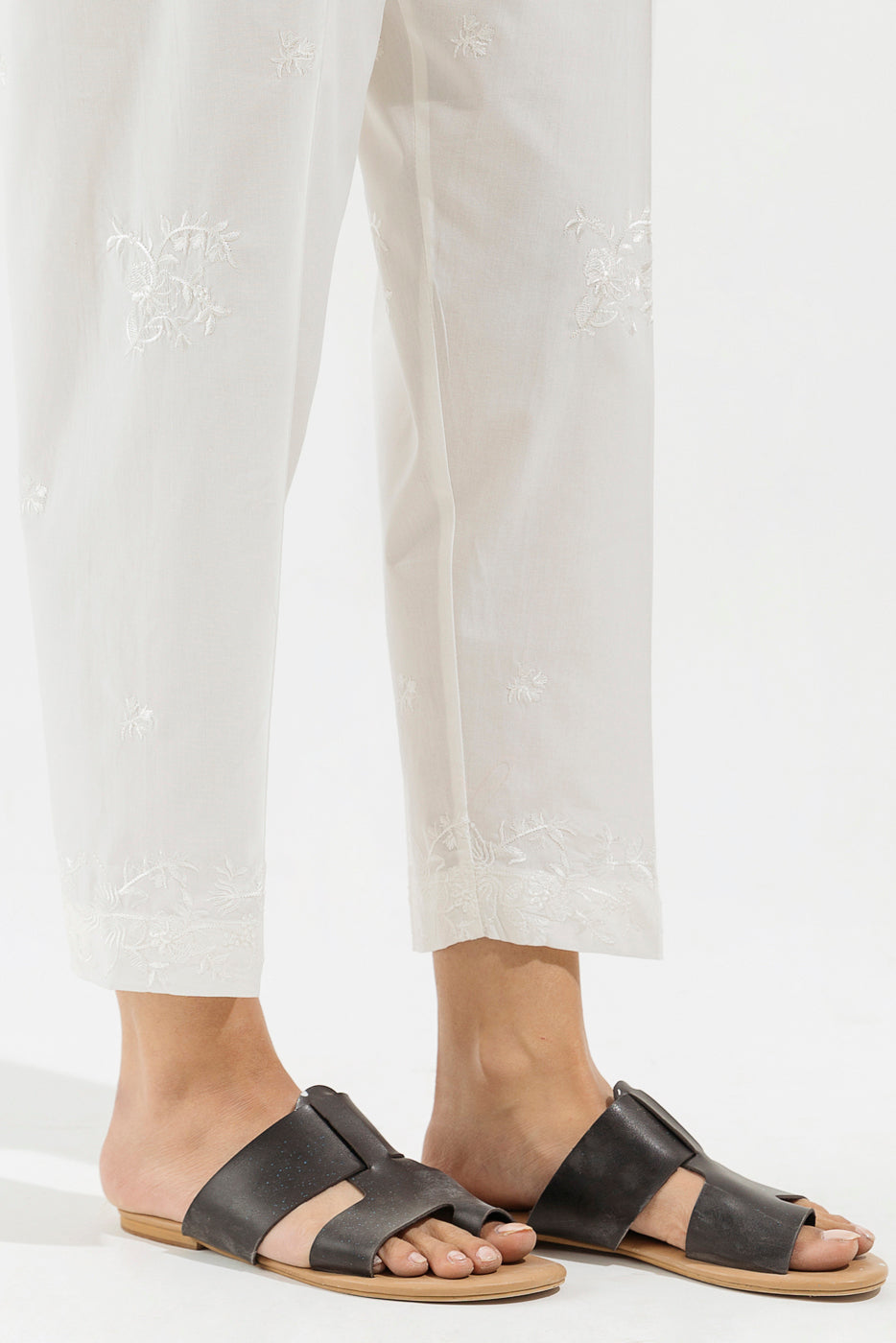 Elegantly embroidered straight-leg pants.