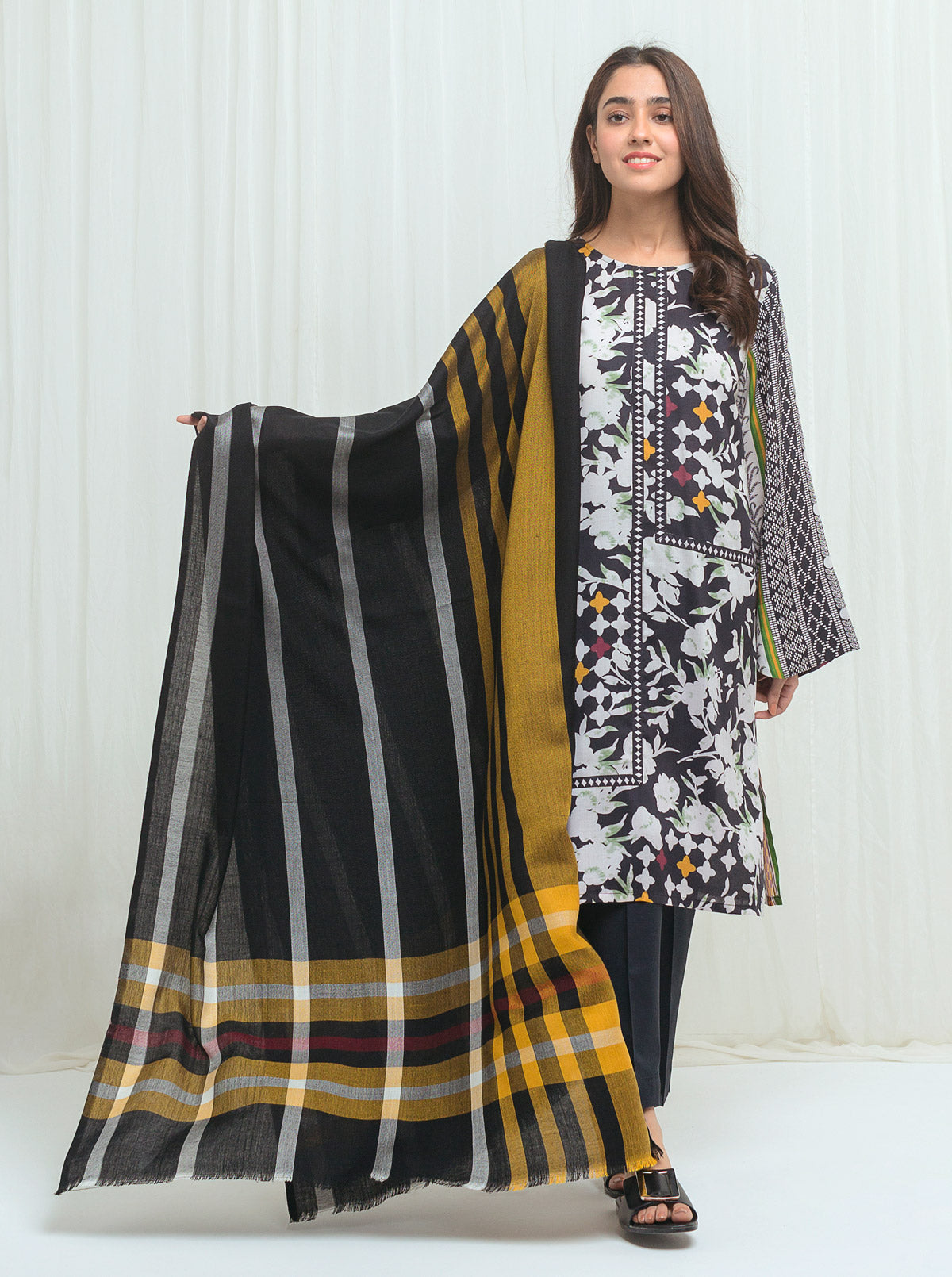 Black Oyster With Woven Shawl-3P