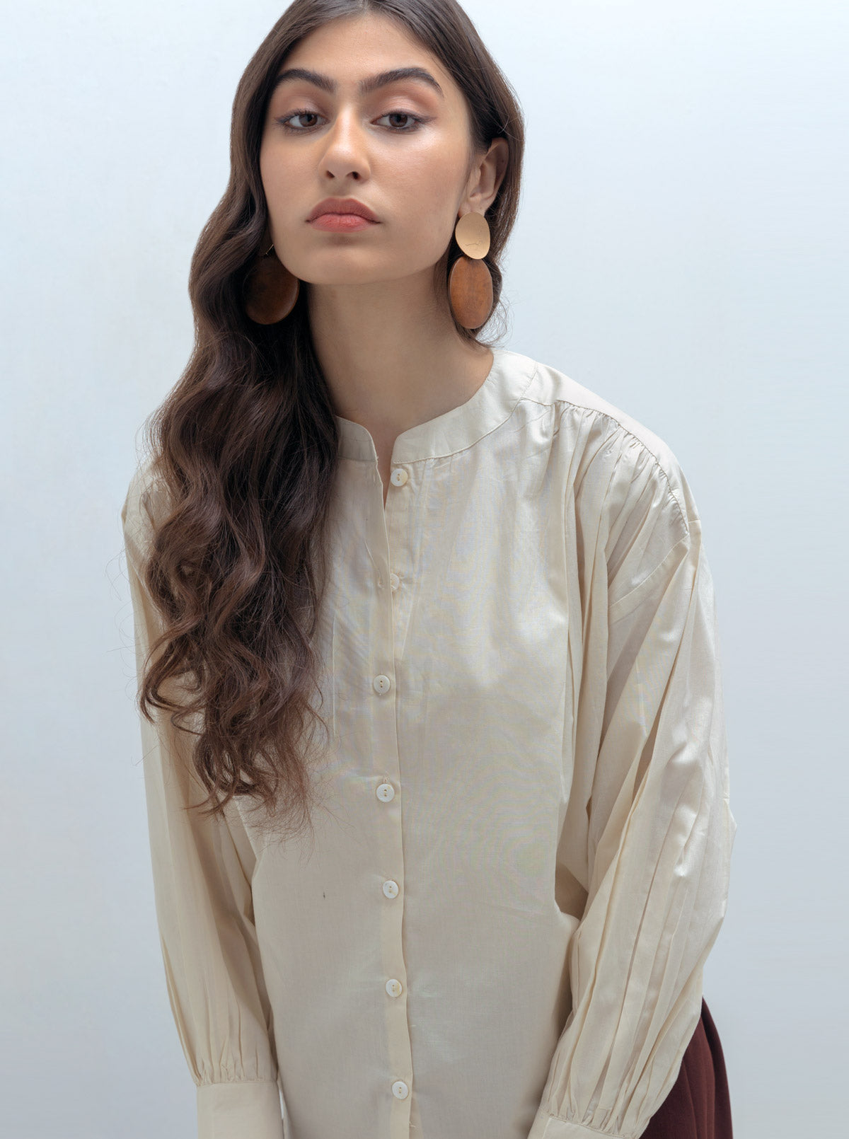 CREAM GATHERED BUTTON DOWN SHIRT