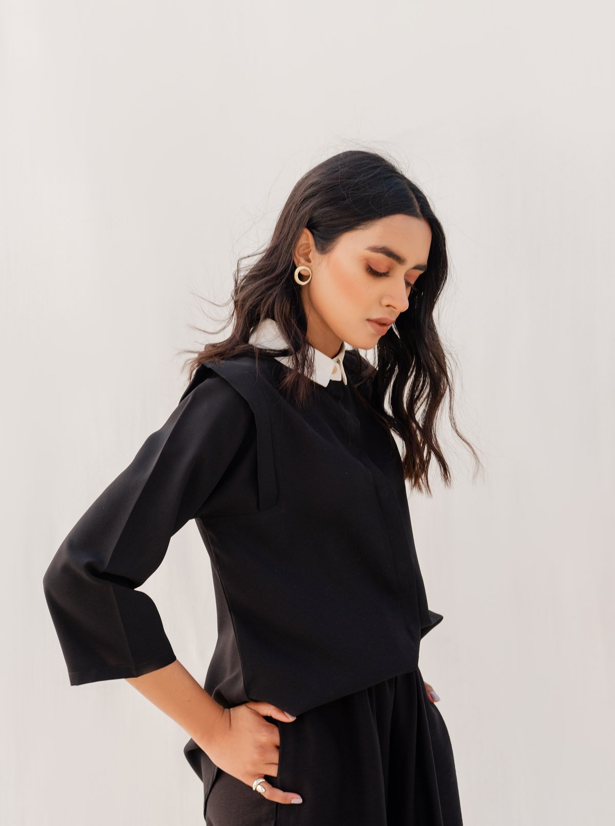 BLACK CONTRAST COLLAR TOP