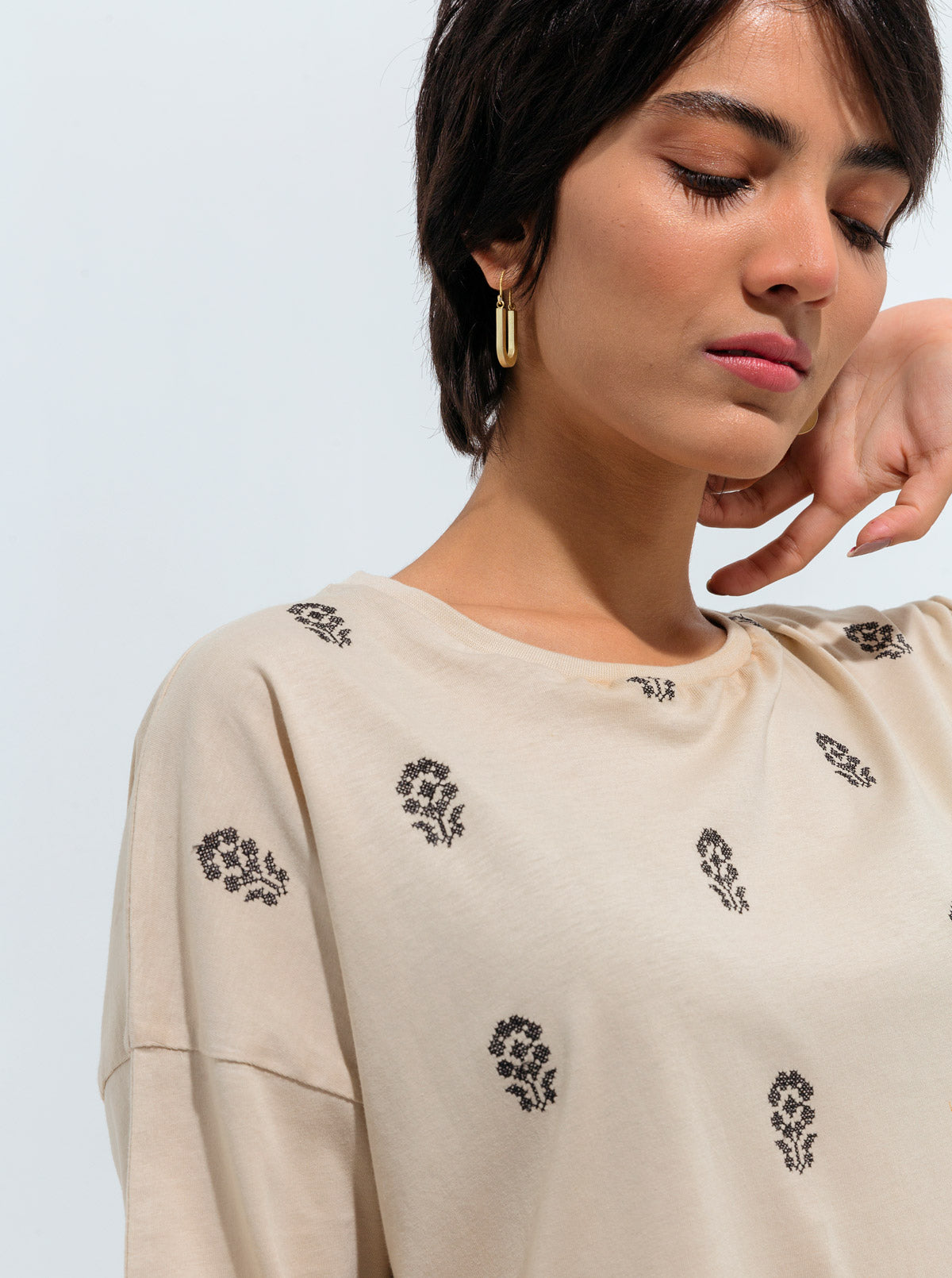 FLORAL EMBROIDERED T-SHIRT